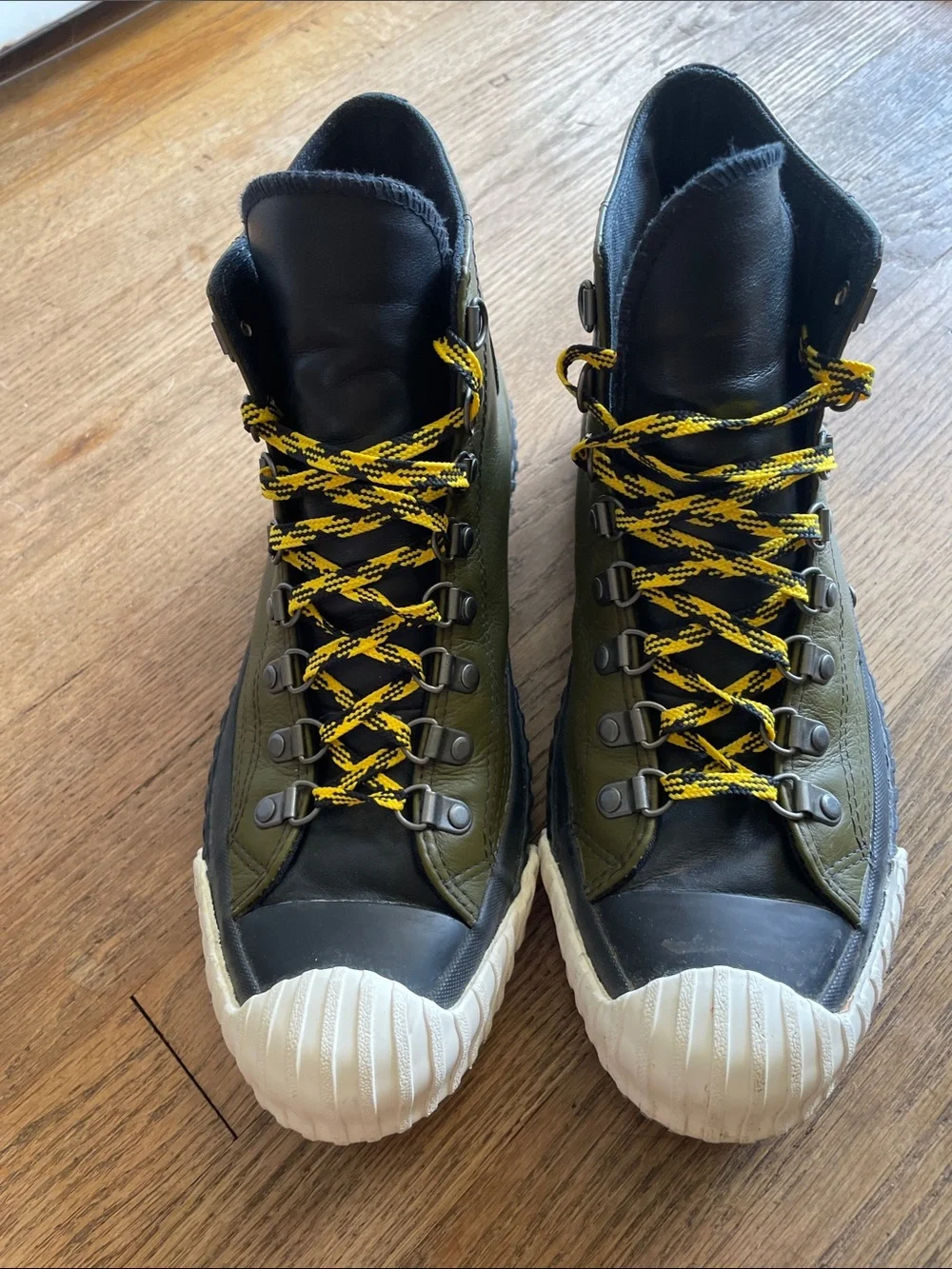 Converse Chuck Taylor Bosey High Top Sneakers in Olive Green Men 8.5/ women 10.5